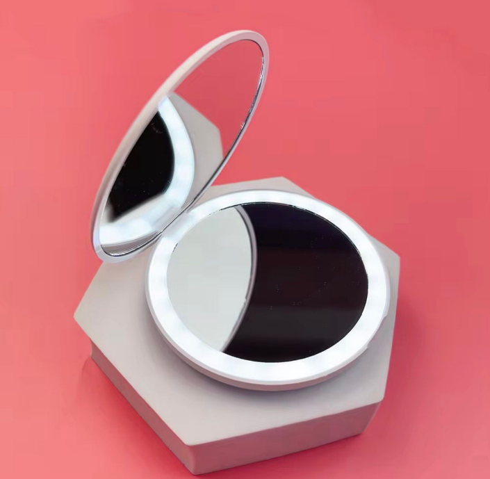 portable mirror with light